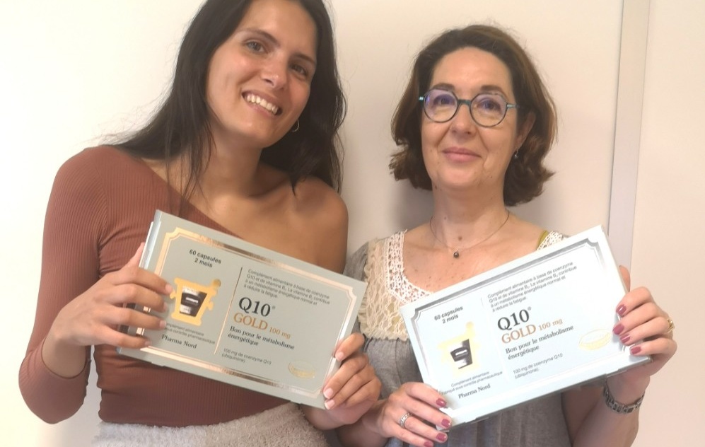 deux femmes avec des boites de compelments alimentaires pharma nord